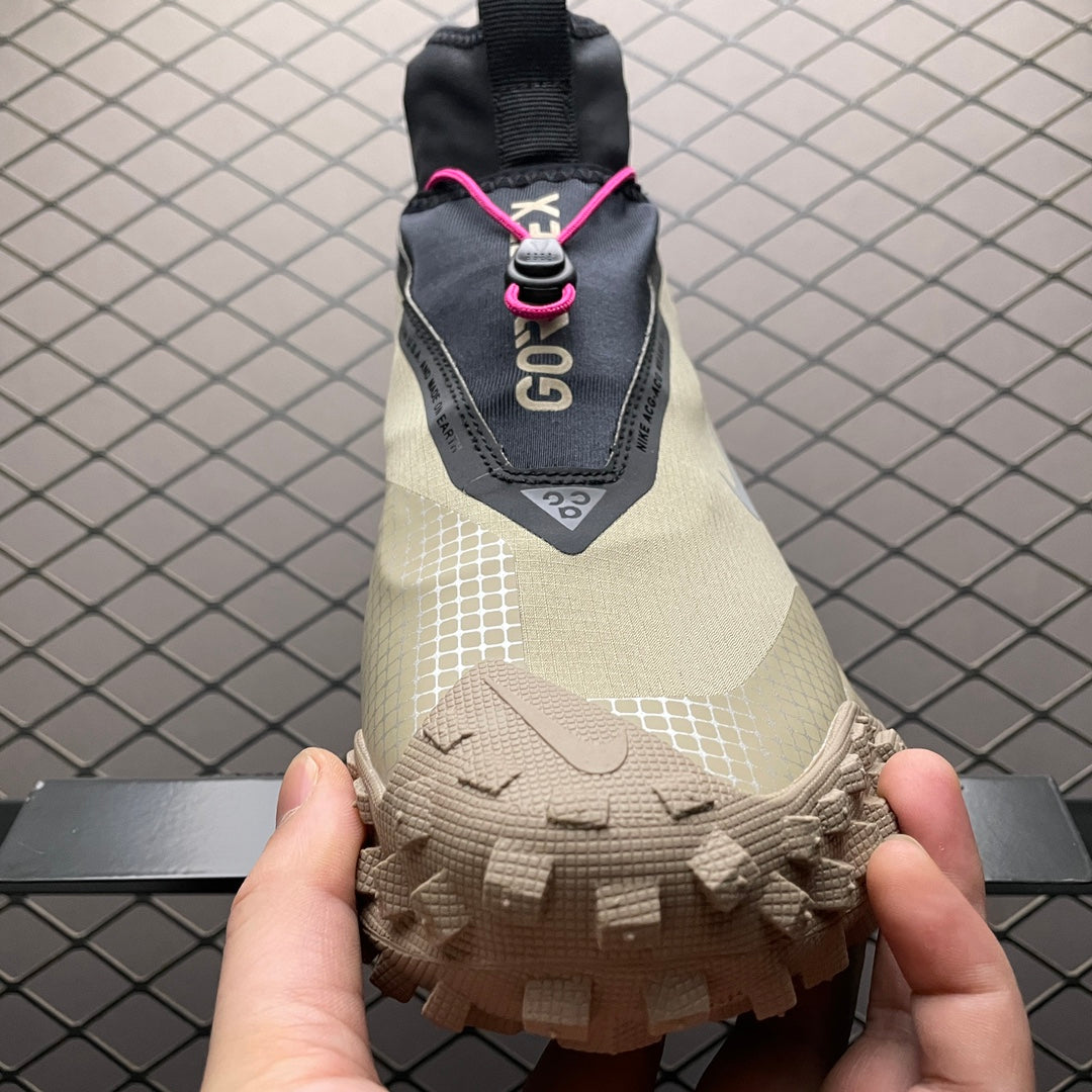 NK ACG Mountain Fly Low GORE-TEX Metallic Silver